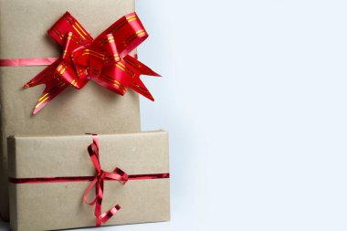 hediye kutusu beyaz üzerinde izole