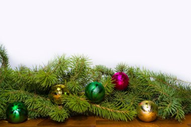 Beyaz arkaplanda izole edilmiş Noel yeşili çerçeve