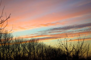 Sonbahar günbatımı, sonbahar günbatımı. Akşam gökyüzü.