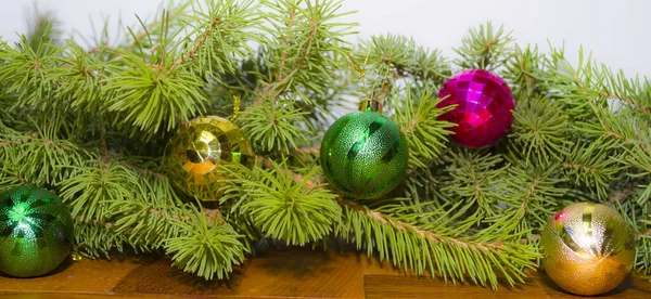 Natal abeto raminhos e bela bola brilhante isolado no fundo branco — Fotografia de Stock