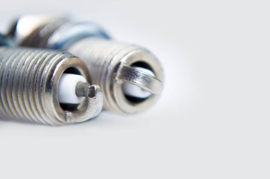 Beyaz arkaplanda fotokopi alanı ve yansıması olan bujiler. Beyaz arkaplandaki yedek parçalar