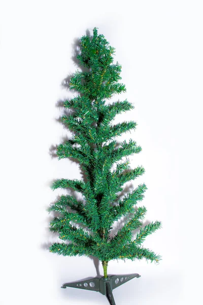 Pequeño árbol de navidad verde sobre un fondo blanco, vista superior — Foto de Stock