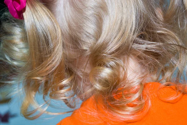 Kıvırcık saçlı küçük bir kız, sarı kıvırcık saçlı.. — Stok fotoğraf