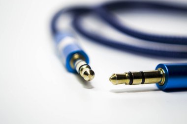 Arabada müzik dinlemek için mavi kablo..