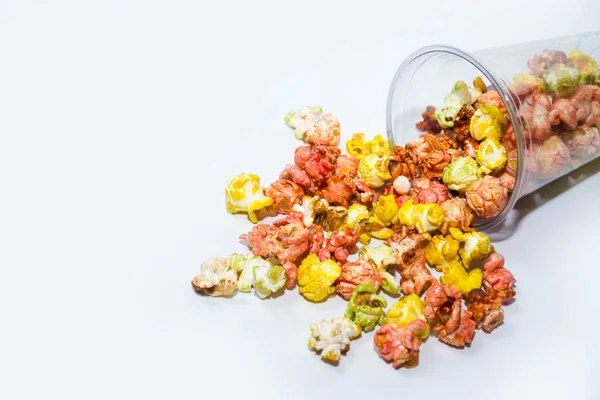 Popcorn vylil z poháru na bílém pozadí. — Stock fotografie
