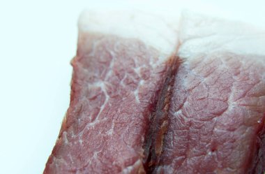 domuz pastırma beyaz bir arka plan üzerine dilimlenmiş, kopyalama alanı