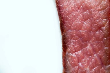domuz pastırma beyaz bir arka plan üzerine dilimlenmiş, kopyalama alanı