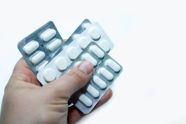 Productos farmacéuticos, tabletas antibióticas en diferentes colores. — Foto de Stock