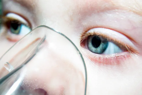 A menina respira em uma máscara, doenças pulmonares em crianças. — Fotografia de Stock