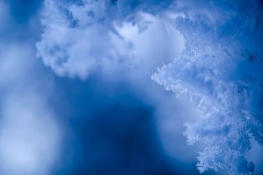 Yazıtın için kar taneleri, kar mavisi arkaplan.