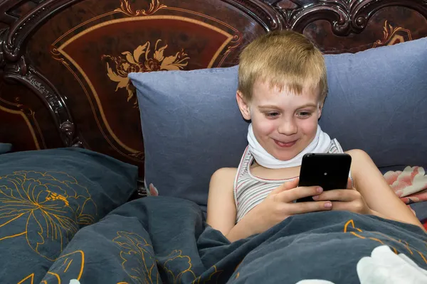 Hasta bir çocuk arkadaşlarıyla telefonda iletişim kurar..