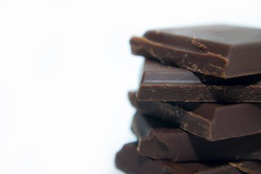 Siyah çikolata beyaz arkaplanda, dikey çerçeve biçiminde izole edilir