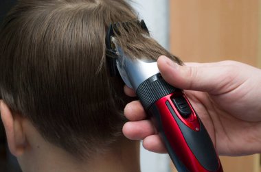 Karantina nedeniyle evde bir adamın saç kesimi altında, ev hijyeni kavramı.