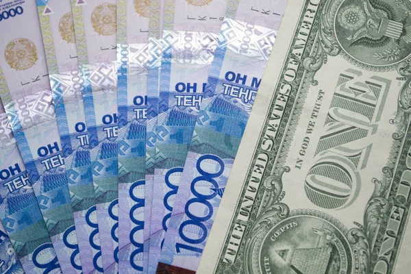 Dolarová bankovka na pozadí 10 000 tenge. — Stock fotografie