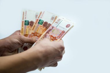 Elindeki bir adam Rusya 'nın 500.000 banknotunu sayıyor..