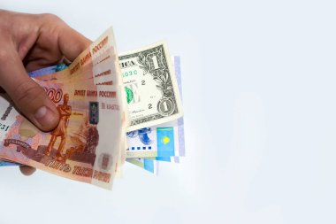Farklı ülkelerin para birimlerinde, ruble, dolar, tenge.