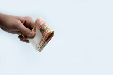 Bu el 5 bin ruble tutar. Fonların yeniden hesaplanması.