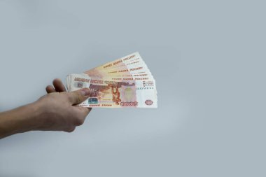 Bu el 5 bin ruble tutar. Fonların yeniden hesaplanması.