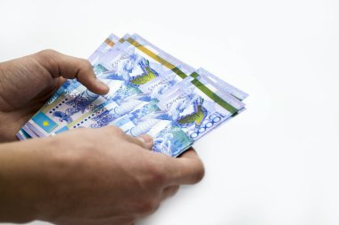 Kişinin elindeki tenge, fonların yeniden hesaplanması..