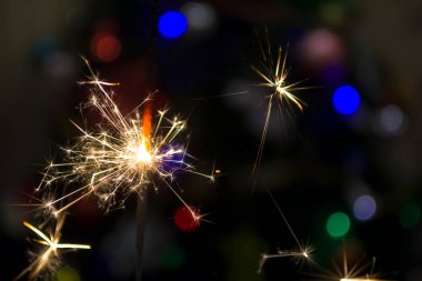 Renkli bir arka planda maytap. - Mutlu yıllar. Yakın plan..