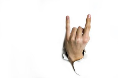 Beyaz arka plandaki bir delikten geçen parmakların boynuzları.