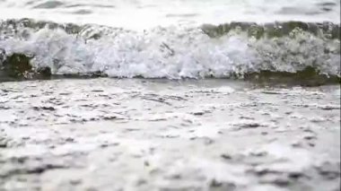 Kabaran göl dalgaları, yakın mesafeden video..