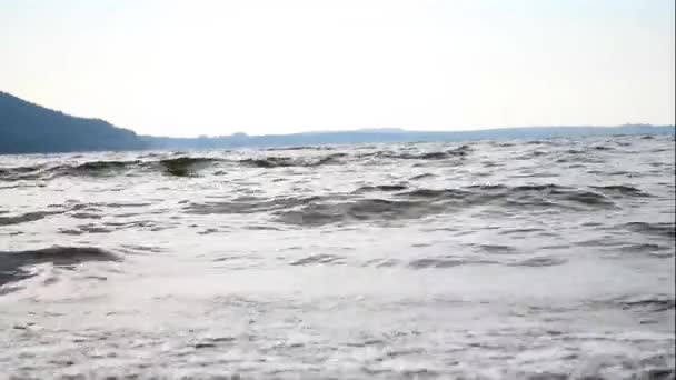 Bublající jezero vlny, video z blízka. — Stock video