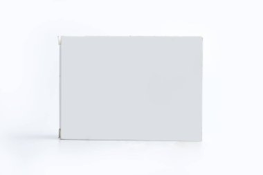 Beyaz arka planda beyaz bir kutu duruyor.