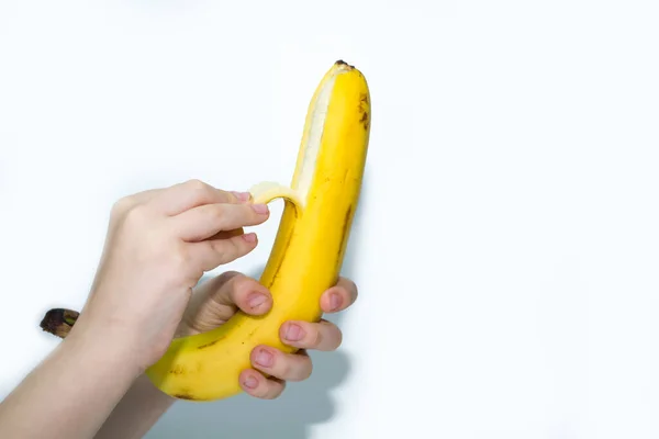 손에 갓 펴 놓은 노란색 바나나는 흰색으로 분리되어 있다 — 스톡 사진