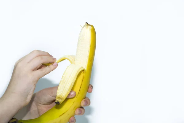 Verse open gele banaan in de hand geïsoleerd op wit — Stockfoto