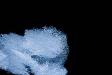 Koyu arkaplanda karlı bir kar var.