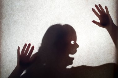 Bir kızın gölgesi, bir yardım çığlığı. Depresyon ve korku.
