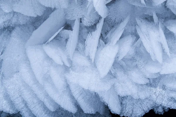 Die Textur gefrorener Schneeflocken an der Decke der Höhle. — Stockfoto