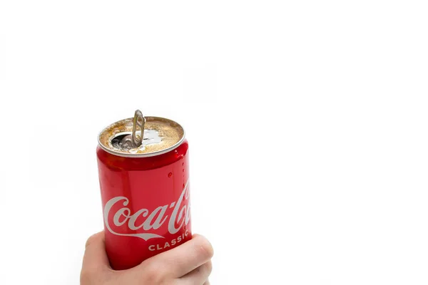 Coca Cola in den Händen eines Kindes auf weißem Hintergrund. Kasachstan SKO 03.03.2022 — Stockfoto