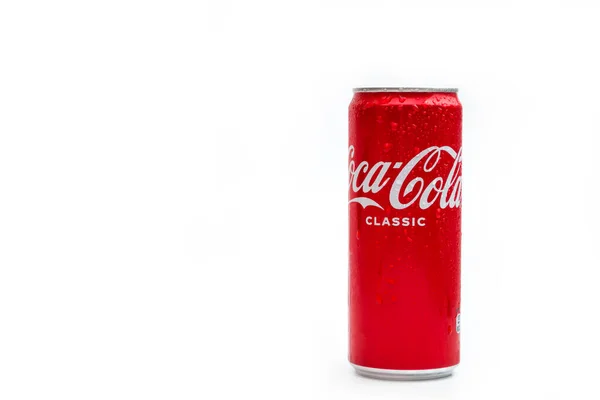 Ένα κόκκινο κουτί της κλασικής Coca Cola σε λευκό φόντο.Καζακστάν SKO 03.03.2022 — Φωτογραφία Αρχείου