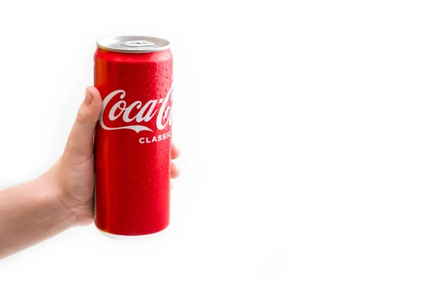 Coca Cola nelle mani di un bambino su sfondo bianco.Kazakistan SKO 03.03.2022 — Foto Stock