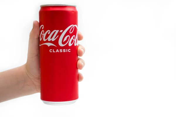 Coca Cola in de handen van een kind op een witte achtergrond.Kazachstan SKO 03.03.2022 — Stockfoto