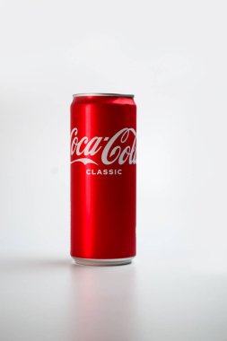 Beyaz arka planda kırmızı Coca Cola kutusu. Kazakistan SKO 03.03.2022