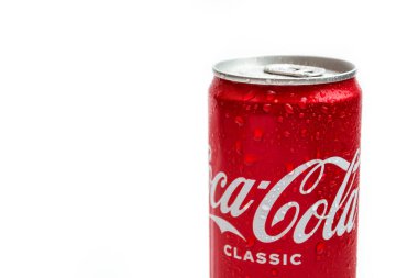 Beyaz arka planda kırmızı Coca Cola kutusu. Kazakistan SKO 03.03.2022