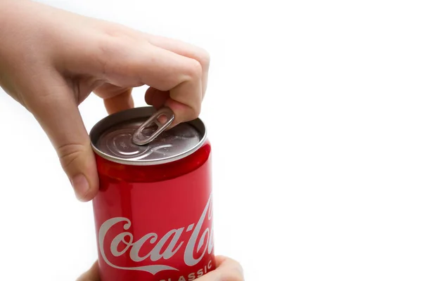Coca Cola nelle mani di un bambino su sfondo bianco.Kazakistan SKO 03.03.2022 — Foto Stock