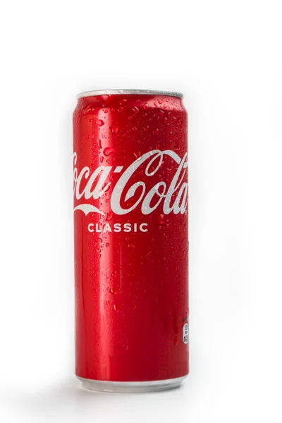 Una lattina rossa di Coca Cola classica su sfondo bianco.Kazakistan SKO 03.03.2022 — Foto Stock