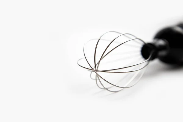 Blander elétrico de plástico preto com conjunto de acessórios isolado no fundo branco — Fotografia de Stock