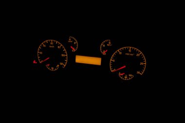 Hız göstergesi, takometre, kilometre sayacı, yakıt göstergesi, su sıcaklığı göstergesi, motor ve pil uyarı simgesini kontrol et. Dijital ekran ile aydınlatılmış analog araç kümesi.