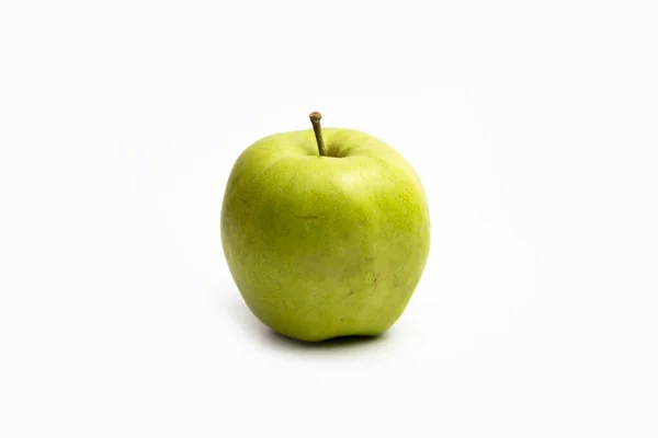 Натуральне зелене яблуко ізольоване на білому фоні — стокове фото