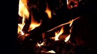 Isınmak için ocakta yangın var. Isıyı korumak için kapı kapalı..