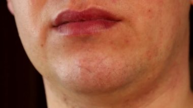 Tıraşlı bir adam tıraş olduktan sonra yüzüne parfüm sıkar..