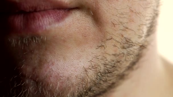 Egy borotválatlan fickó leellenőrzi a borostáját a kezével borotválkozás előtt.. — Stock videók