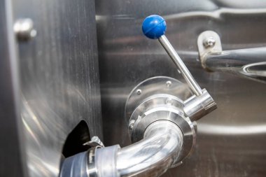 Kapılar, musluklar, ilaç fabrikasındaki monometreler. Reaktöre ilaç sağlayın. Manometre üretimi. Hava ve basınç ayarlaması. Reaktördeki valf.. 