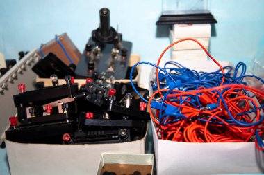 Deneyleri yürütmek için voltmetre ve kablolar.