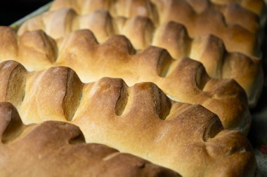 Sıcak somunlar satılık tepsilerde sunuluyor..